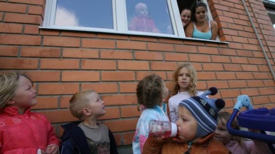 Сирот из детдомов передадут в семьи с родителями-профессионалами