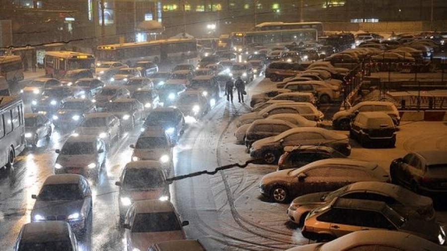 Пробки в Москве из-за снега, а снег не вывозят из-за пробок
