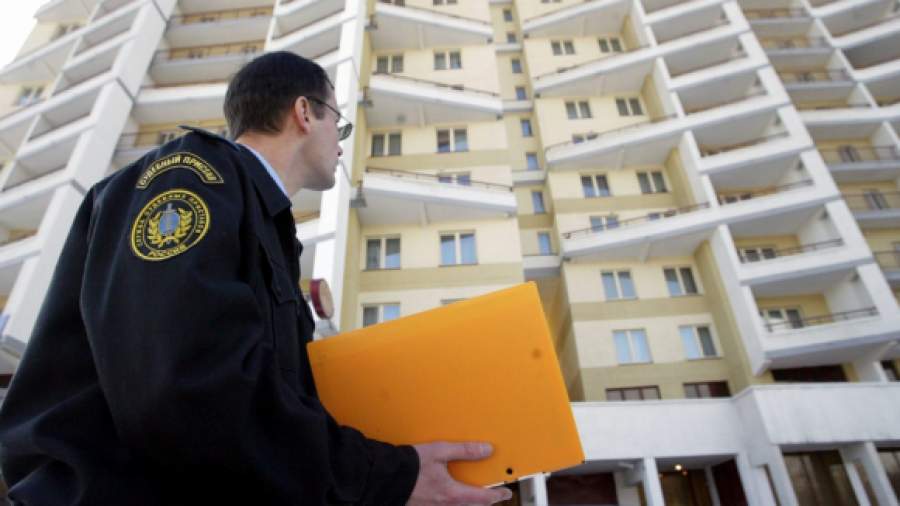 Приставы будут сажать должников по коммунальным платежам