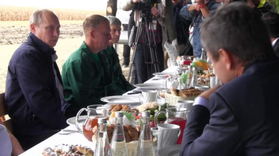 Путин пообедал с комбайнерами у кукурузного поля на Кубани