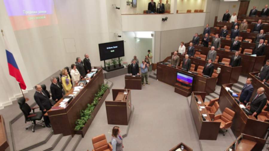За надругательство над гимном предлагают сажать на год
