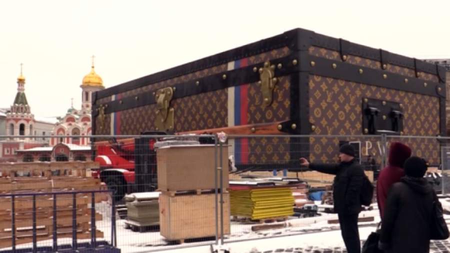 Чемоданную выставку Louis Vuitton могут перенести на лето