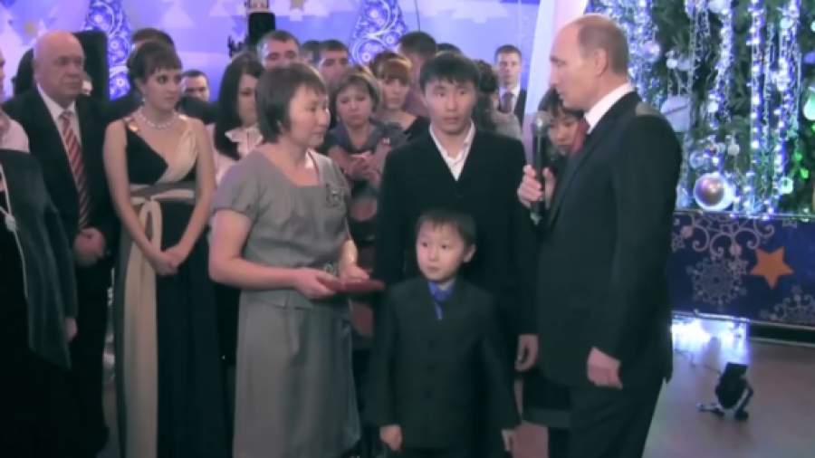 Путин подарил сыну погибшего солдата радиоуправляемую машинку