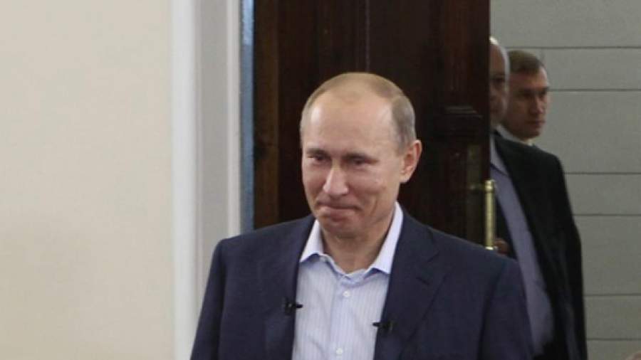 Путин поздравил студентов игрой на рояле