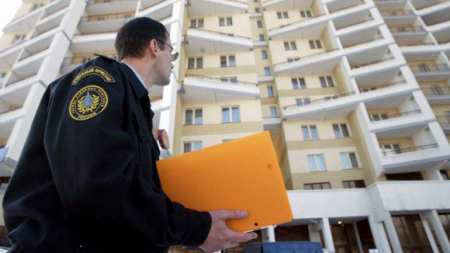 Приставам удвоят зарплату, чтобы их не тянуло к взяткам