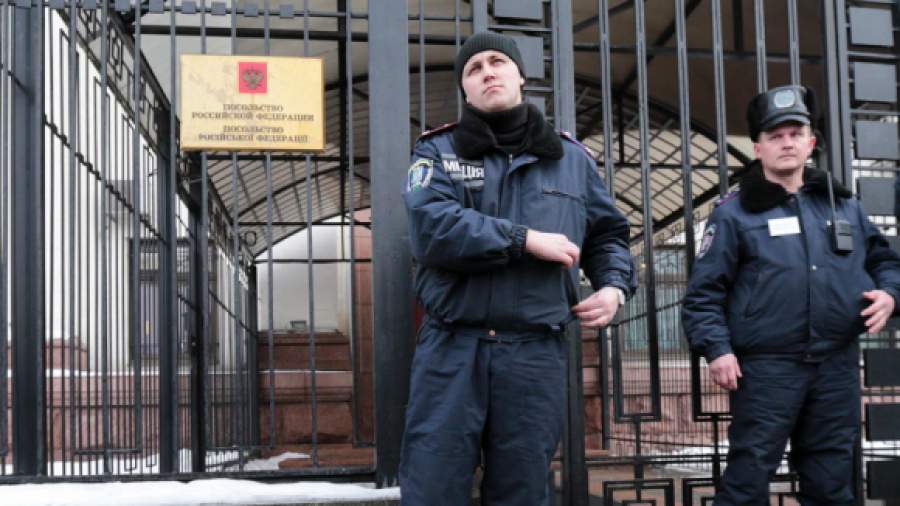 Дипмиссии иностранных государств в Киеве усиливают меры безопасности