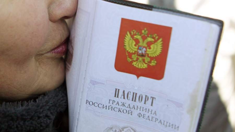 Родственники за границей станут преградой для госслужбы