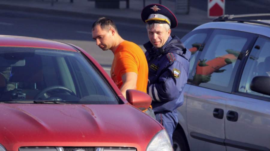 Столичные инспекторы ГИБДД стали искать в машинах биты ежедневно