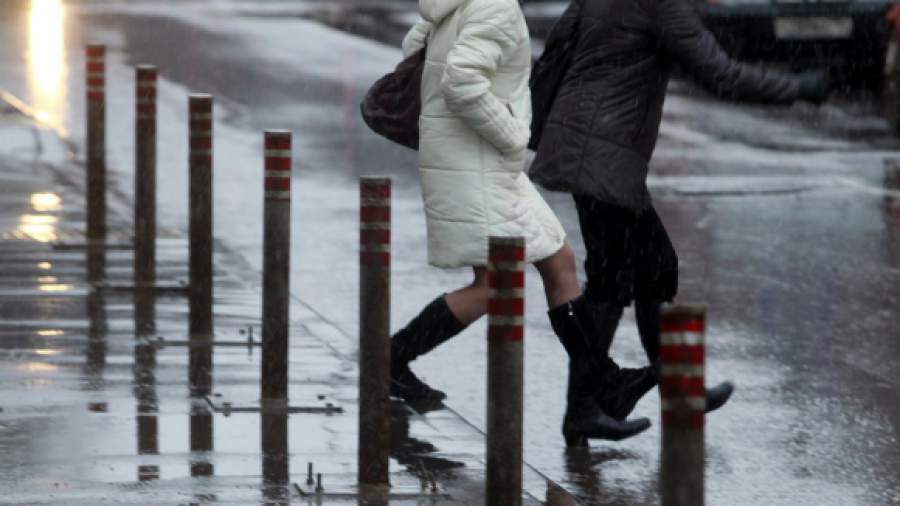 Москва меняет металлические столбики на гранитные