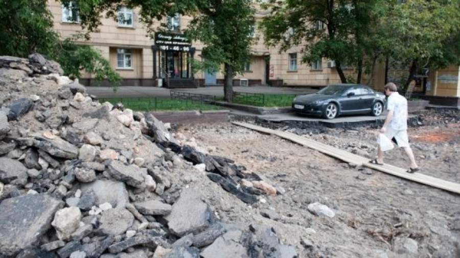 На Северо-Западе Москвы под парковки массово уничтожают газоны