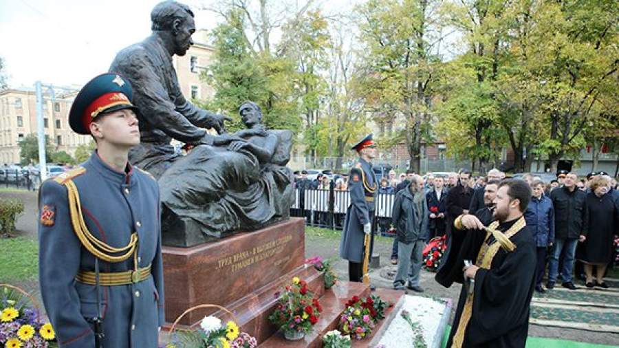 В Санкт-Петербурге установили памятник хирургу Федору Углову