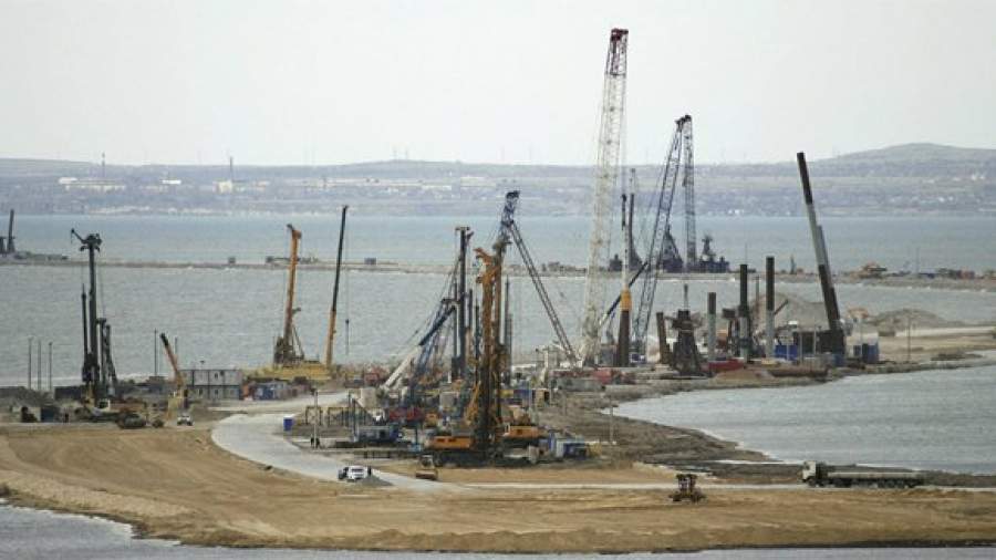 На крымском мосту возводят опоры на морских участках