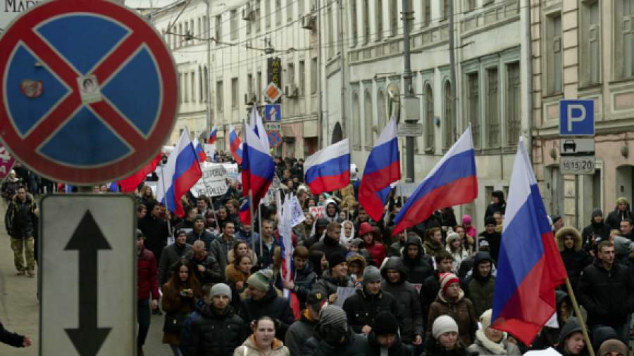 Иностранные флаги на митингах предлагают запретить законодательно
