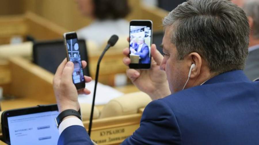Депутатам Госдумы могут закупить недорогие китайские смартфоны