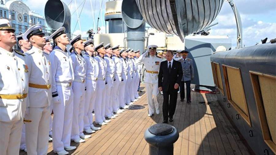 Президент принял морской парад в Санкт-Петербурге