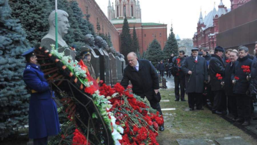 Зюганов просит Мединского установить памятник Сталину и создать музей