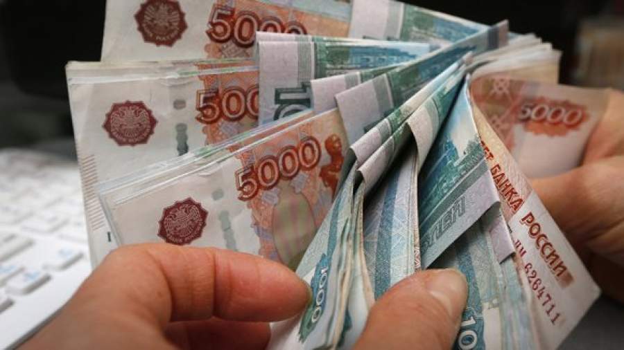 Центробанк вынуждает банкиров сокращать зарплаты