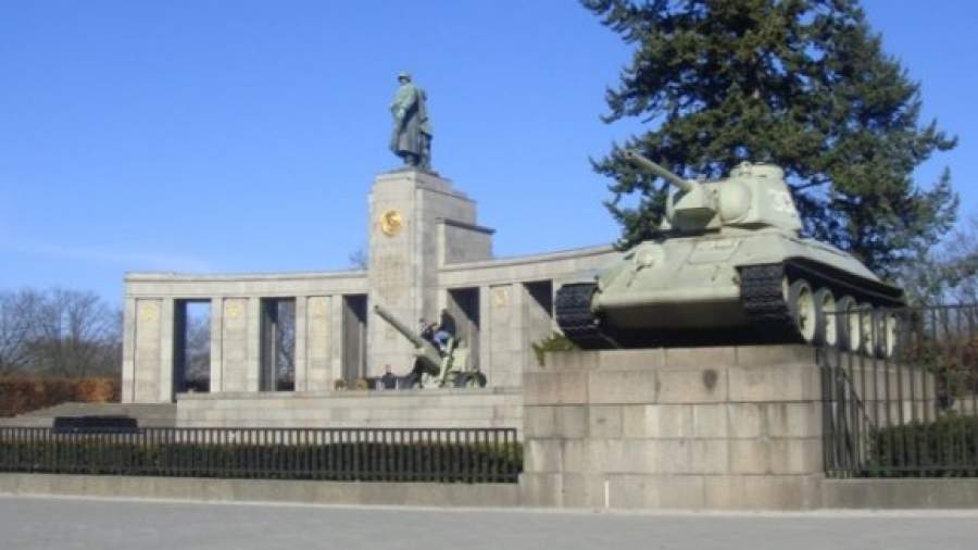 Консерваторы ФРГ собирают подписи за снос советского памятника