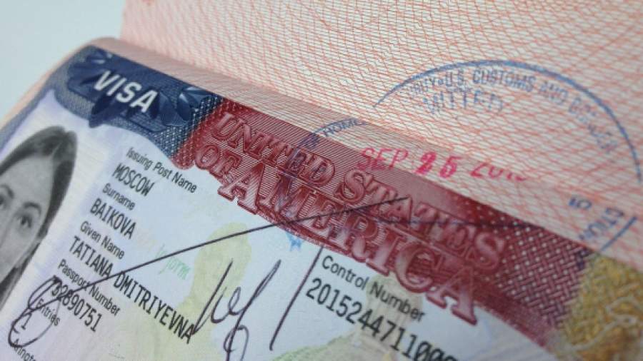 Американский сенатор просит усложнить выдачу виз для россиян