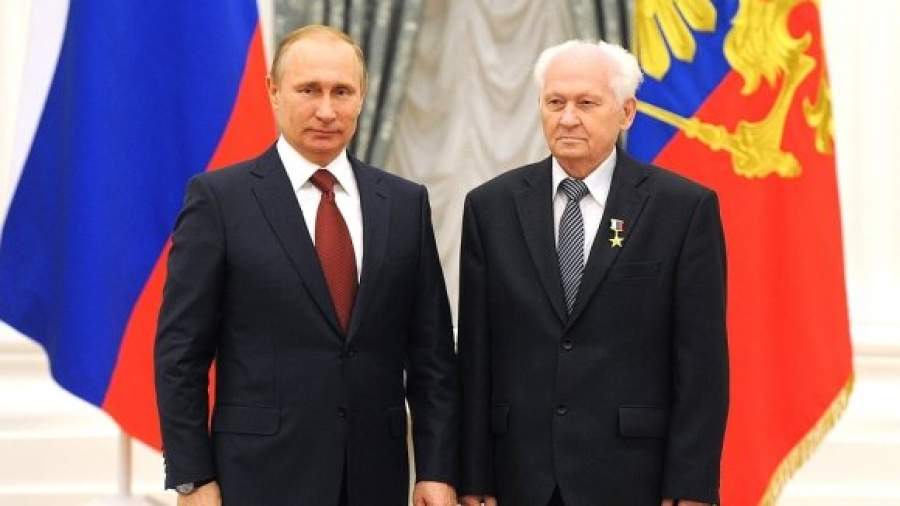 Владимир Путин вручил медали «Герой Труда России»