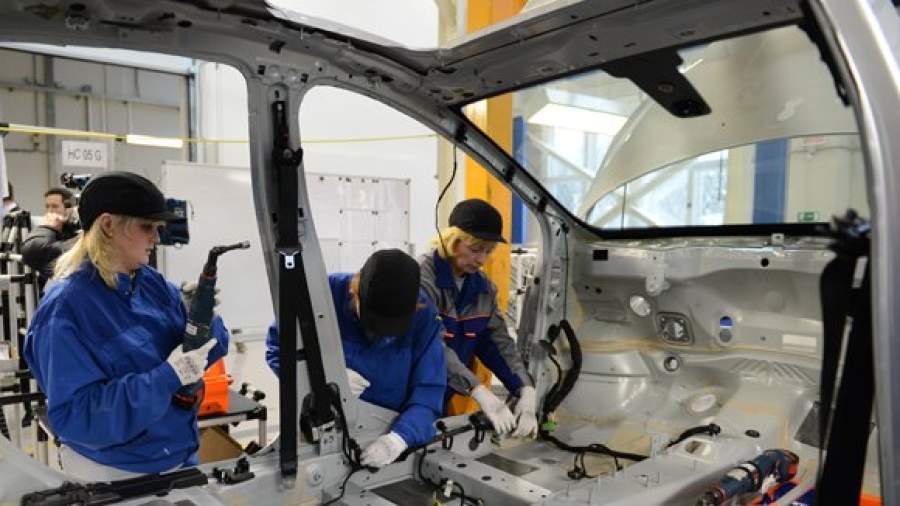 General Motors в России сократила производство почти вдвое