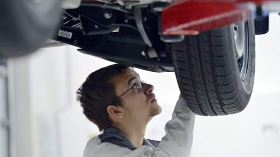 Автозаводы продлят летние каникулы из-за спада продаж