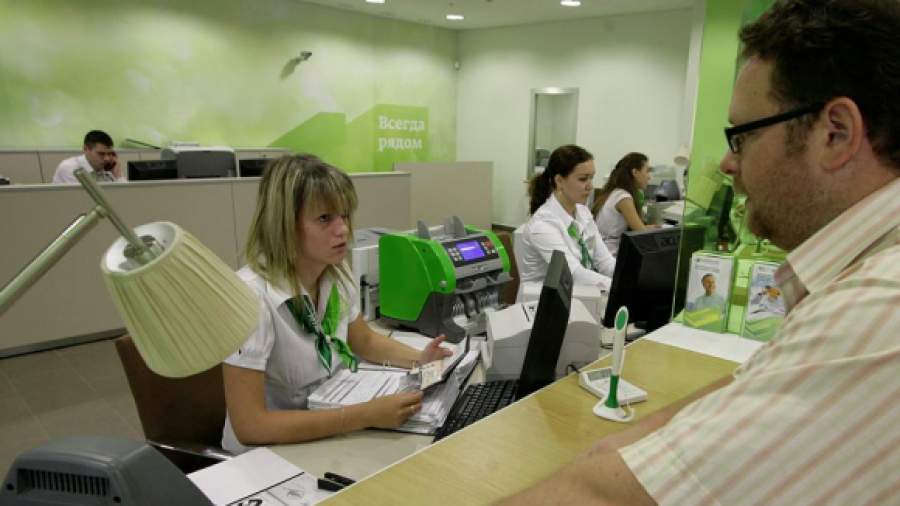 У банковских служащих упали зарплаты впервые с прошлого кризиса
