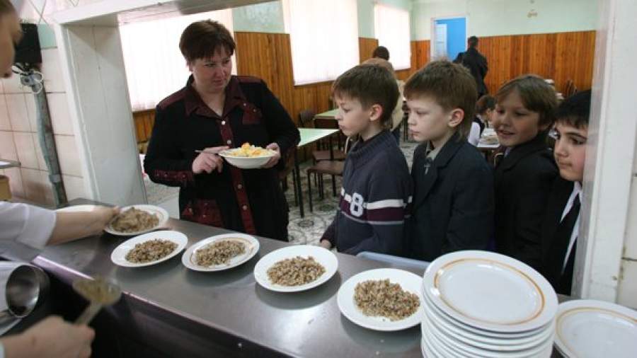 Детей из многодетных семей недокармливают в школах