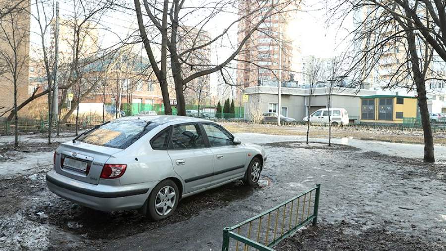 Штрафы за парковку на газонах отдали на откуп правительству
