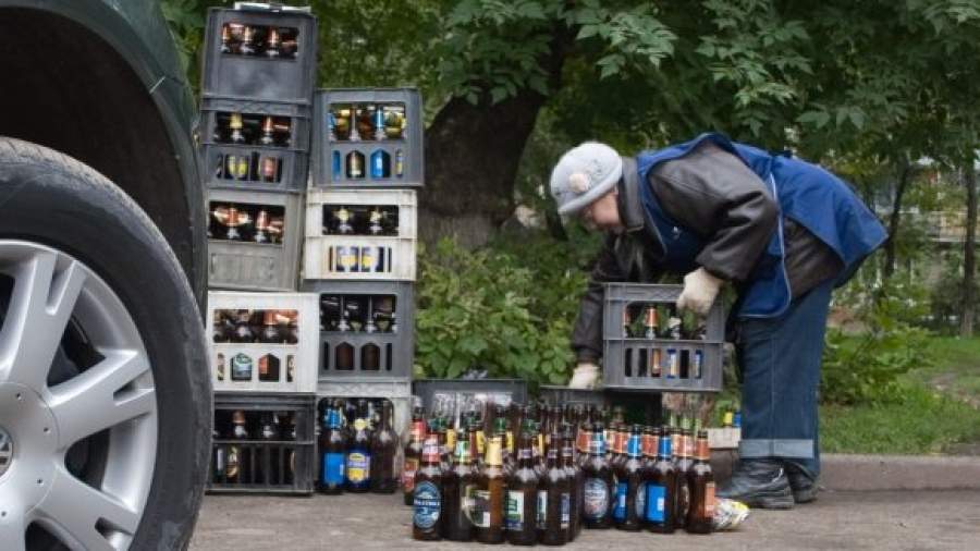 Производителей и сети обяжут выкупать пустые бутылки у граждан