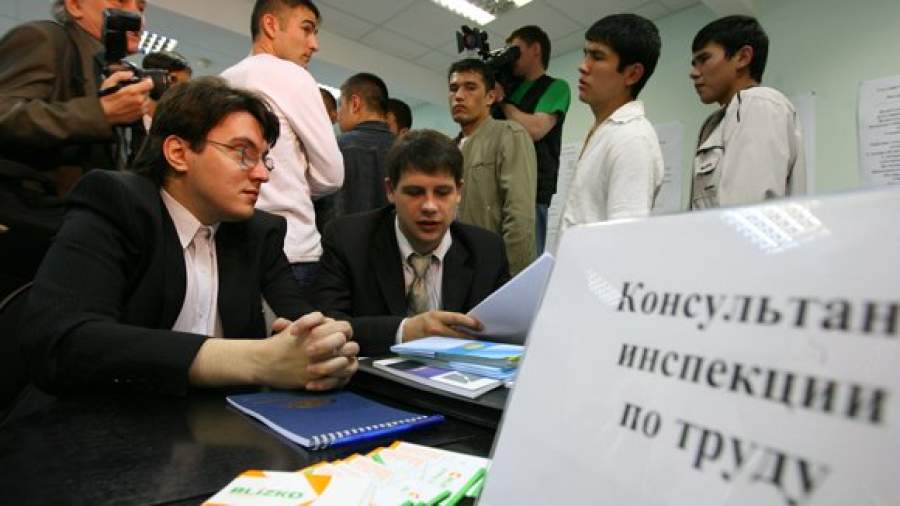 Россияне требуют от иностранцев для работы справку от психиатра