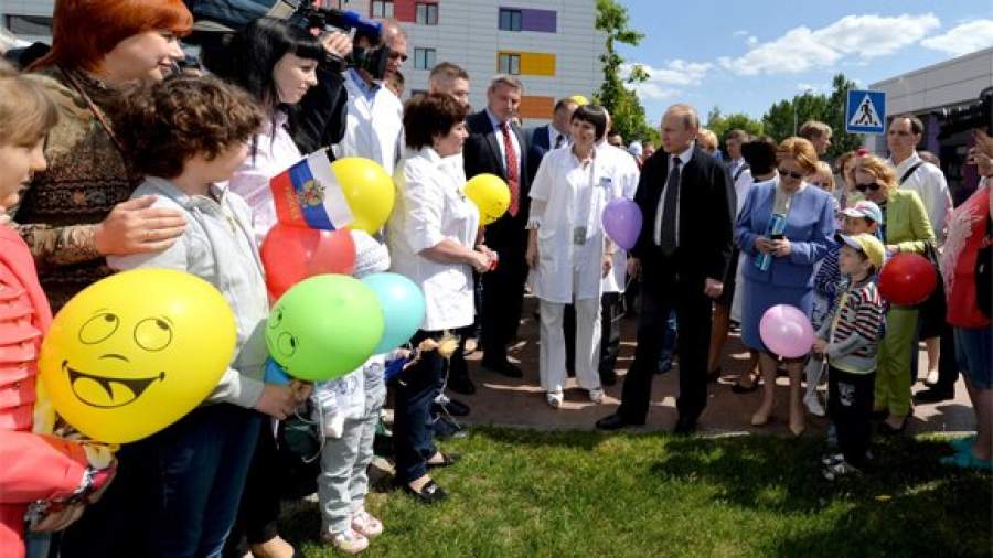 Президент пообещал сохранить поддержку материнства