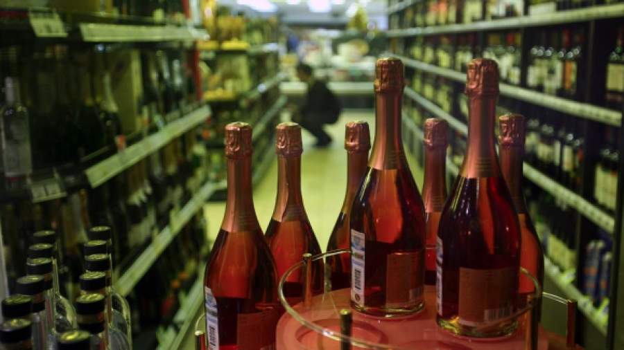 Алкоголь хотят убрать в спецмагазины