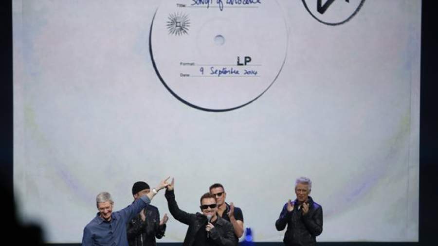 Прокуратура проверит Apple и U2 на пропаганду гомосексуализма