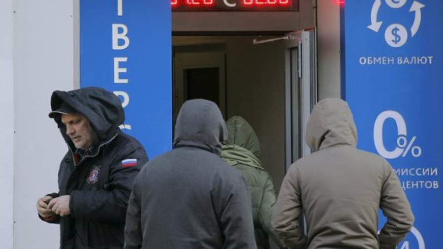 Россияне покупают доллар в любой непонятной ситуации