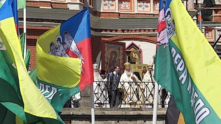 На Васильевском спуске молились и пели