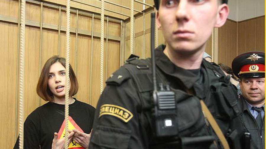За Pussy Riot готовы заплатить Серебренников, Виктюк и Арабов