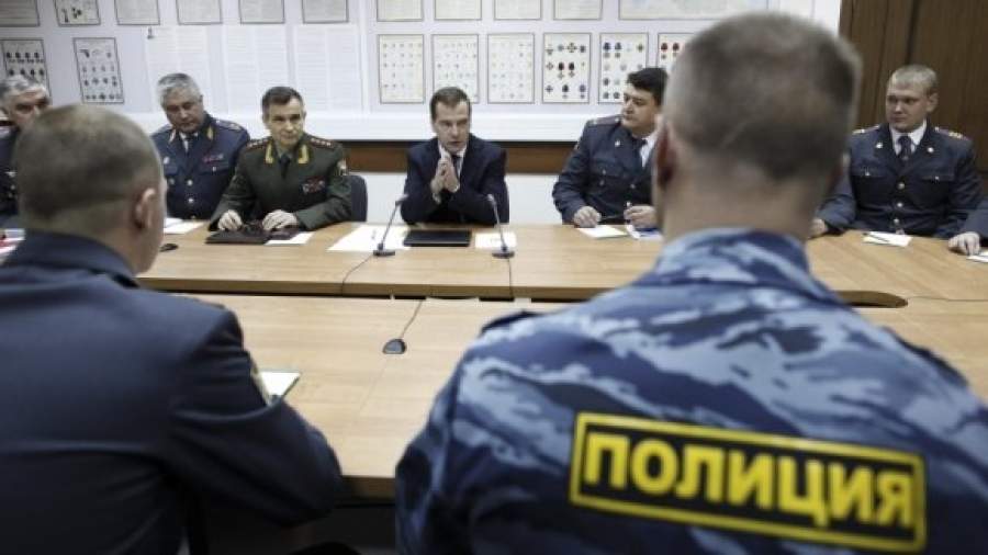 Медведев отменил надбавки для столичных полицейских