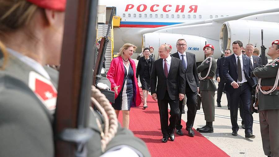Глава МИД Австрии заявила, что удивилась, когда Путин принял ее приглашение на свадьбу