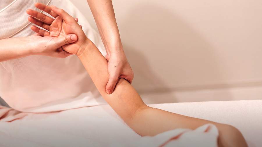 Лимфодренажный массаж рук: основные виды и особенности