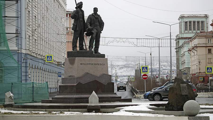 В Норильске из окна выпала девушка. Сейчас она в реанимации