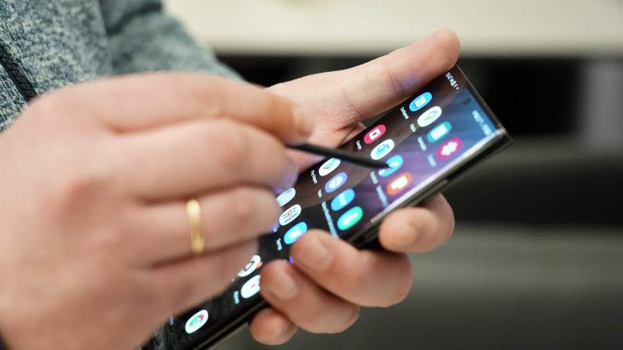 Смартфоны Samsung исчезли из «Евросети», «Связного» и еще ряда магазинов - Ведомости