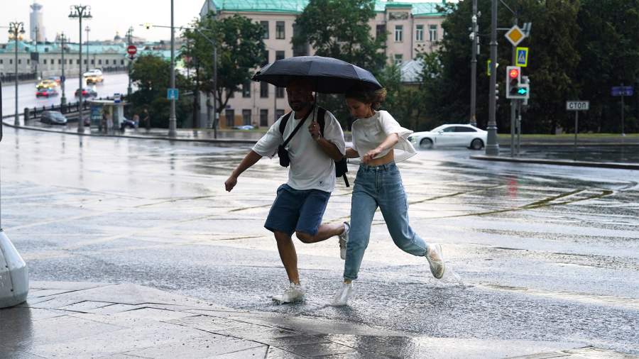 Негодные условия: Москву зальют дожди, на юге продолжится зной