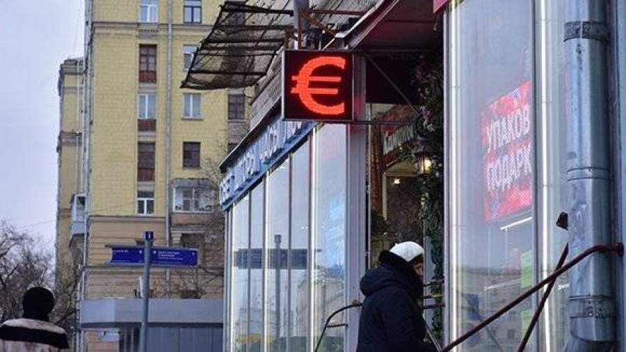 Курс евро опустился ниже 66 рублей