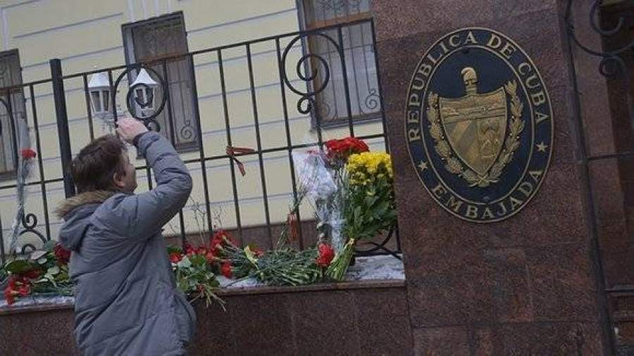 Москвичи приносят цветы к резиденции посла Кубы после смерти Кастро