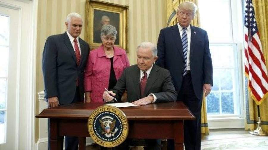 Вице-президент США Пенс привел к присяге нового генпрокурора Сешнса