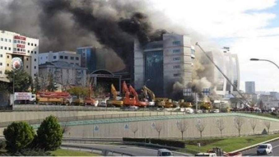 В Стамбуле горит отель, пожарные спасают людей
