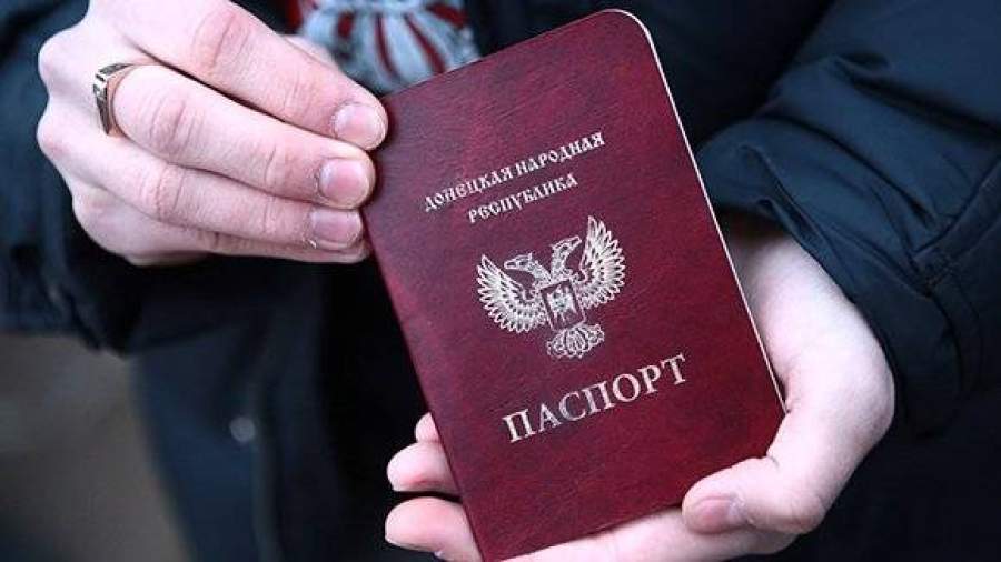 Песков объяснил, почему Россия признала паспорта ДНР и ЛНР