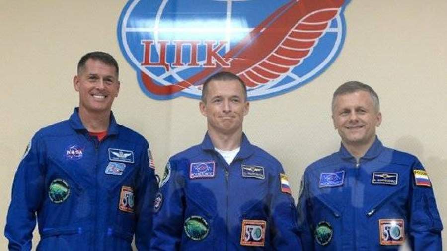 Космонавты возьмут на МКС Евангелие, фотографии и резинового дракона