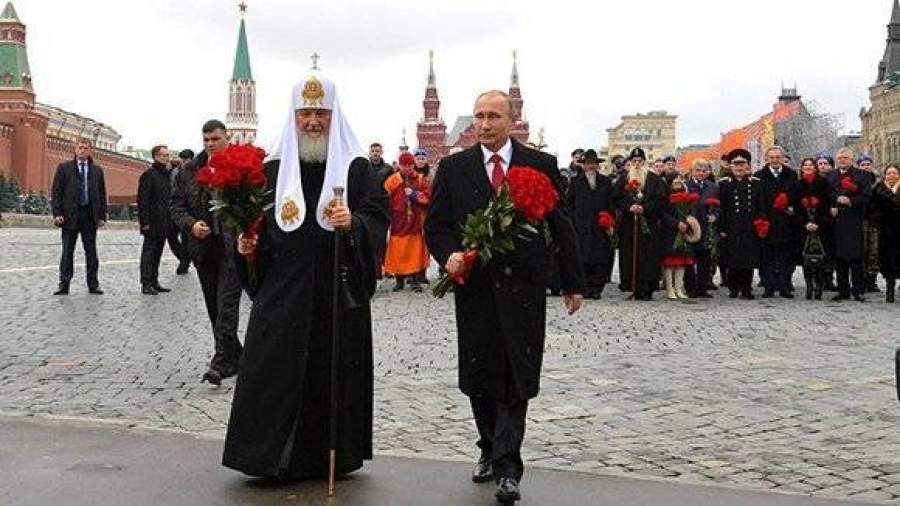 Путин возложил цветы к памятнику Минина и Пожарского в День единства